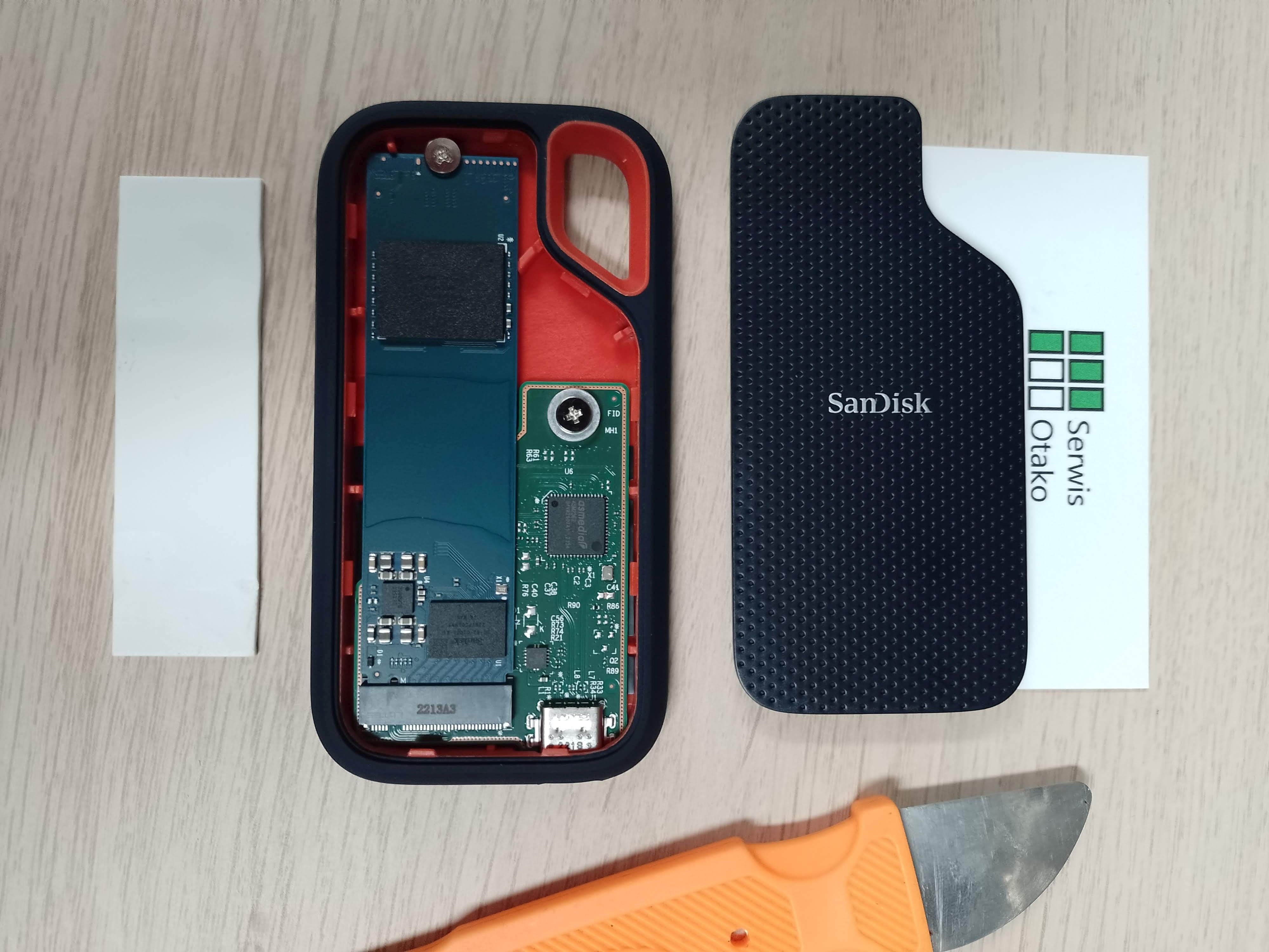 Wnętrze SanDisk Extreme Portable SSD V2 — mostek ASMedia ASM2362 i wewnętrzny dysk NVMe, laboratorium Serwis Otako