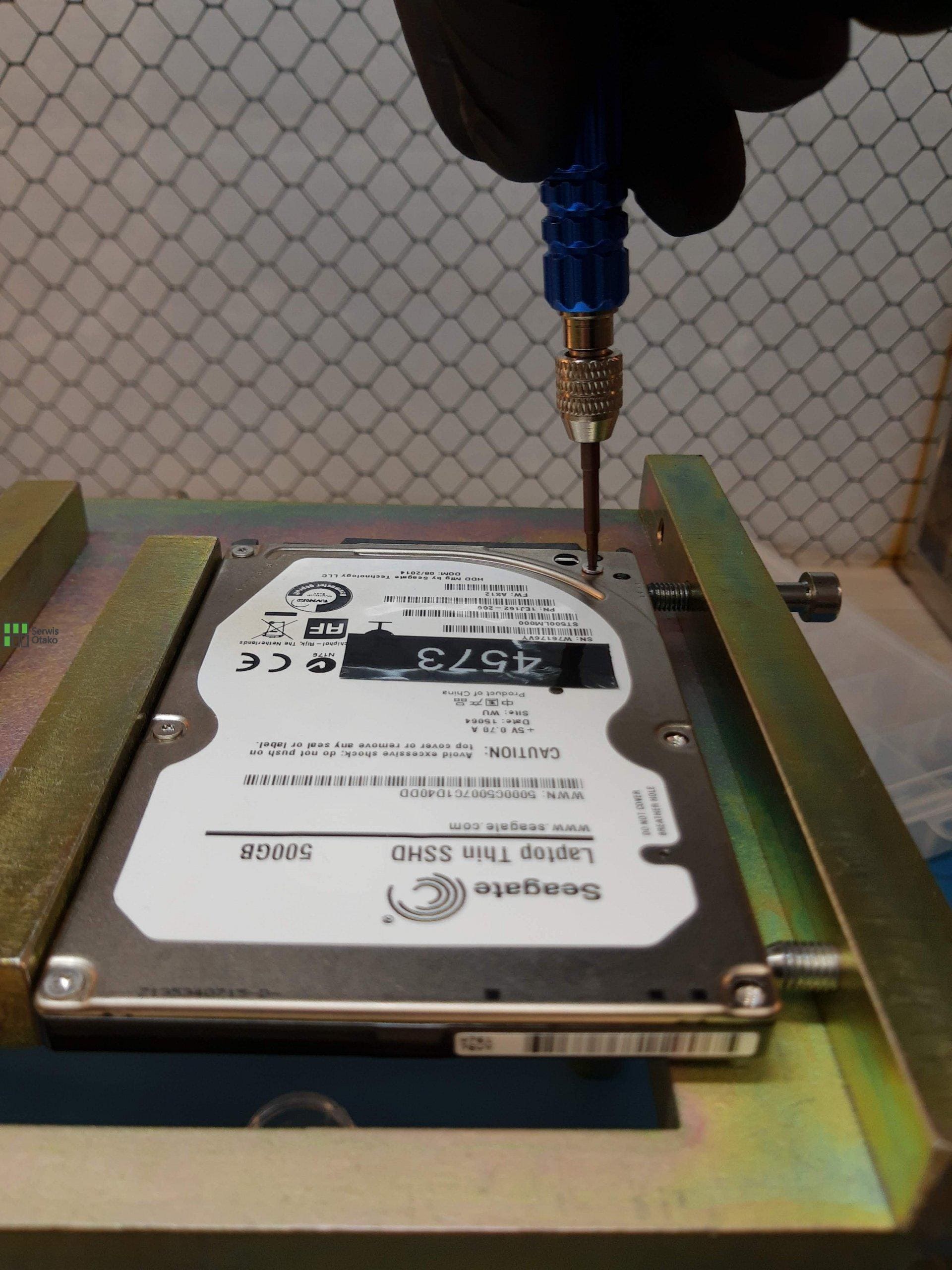 dysk-seagate-demontaz-srubek-scaled.jpg