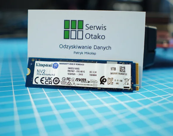 Dysk SSD NVMe Kingston NV2 podczas analizy w laboratorium odzyskiwania danych Otako