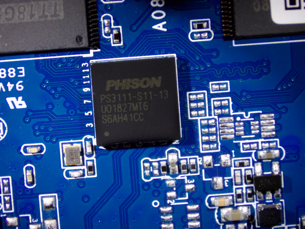 Kontroler Phison PS3111-S11 na płytce SSD SATA — widok z laboratorium Serwis Otako