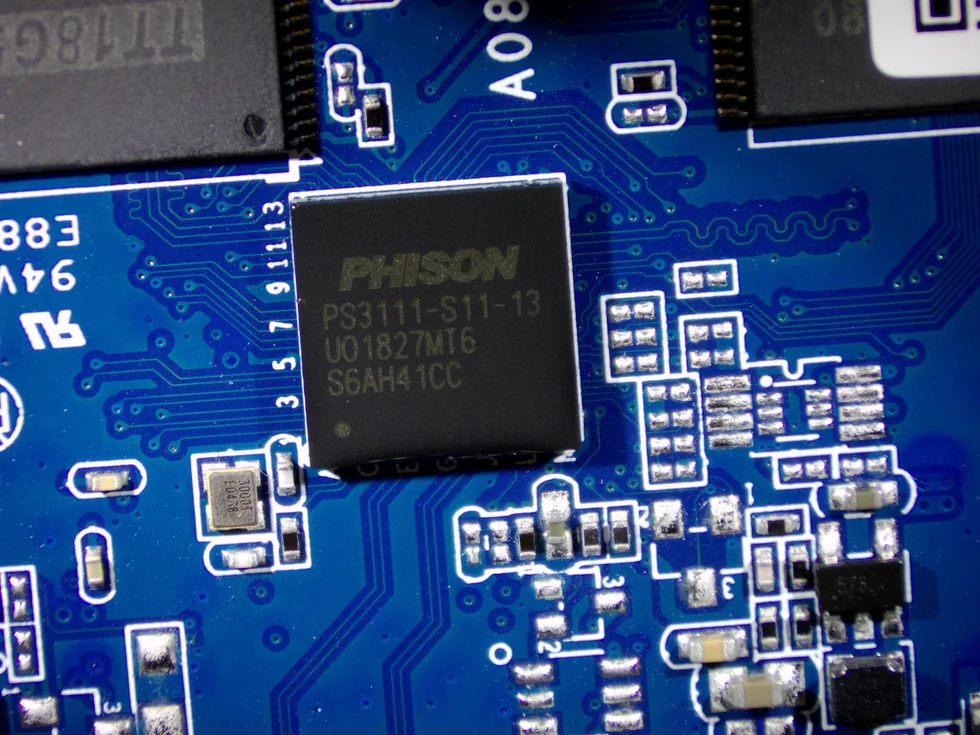 Kontroler Phison PS3111-S11 na płytce SSD SATA - widok z laboratorium Serwis Otako