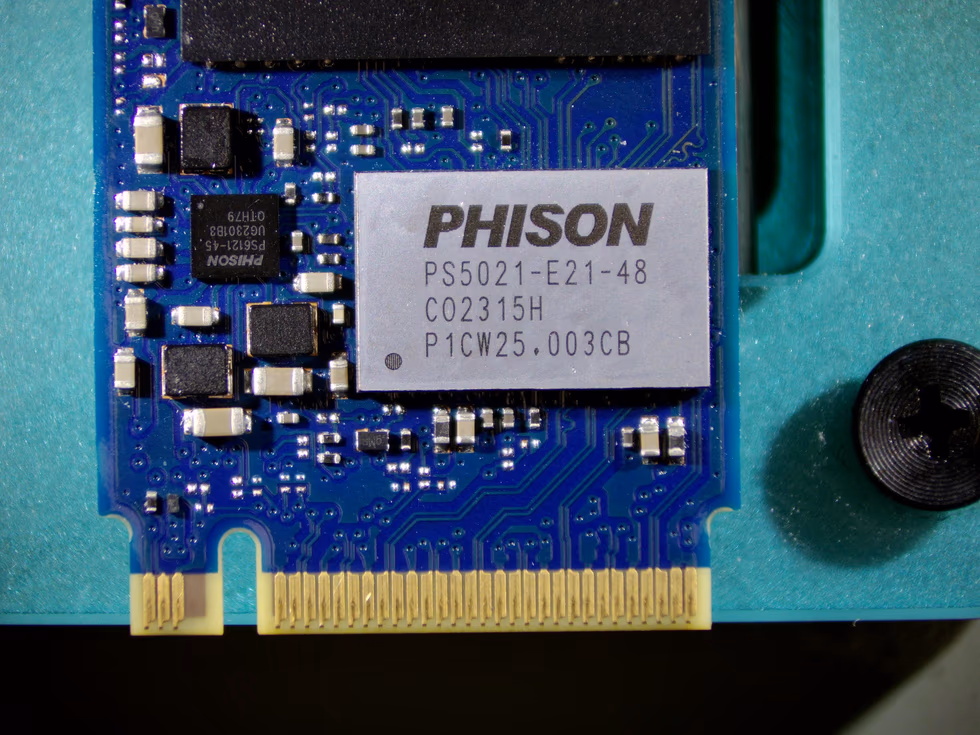 Kontroler Phison PS5021-E21-48 na dysku NVMe PCIe 4.0 — widok z laboratorium Serwis Otako