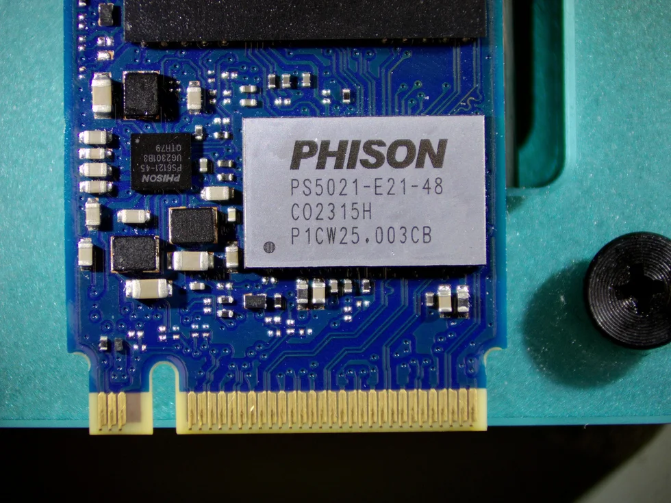 Kontroler Phison PS5021-E21-48 na dysku NVMe PCIe 4.0 - widok z laboratorium Serwis Otako