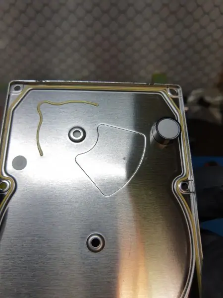 Samsung m9t st2000lm003 pokrywa dysku uszkodzona, widoczne wgięcie