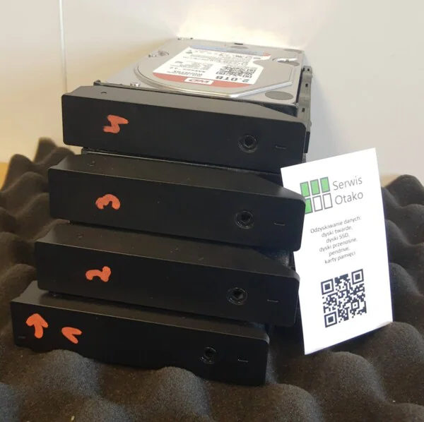 4 cztery dyski z serwara NAS Synology